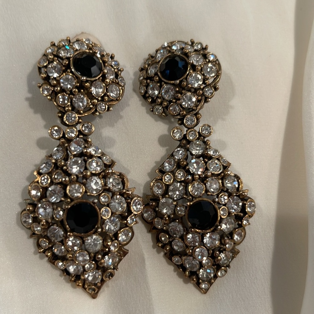 Elegant earrings beautiful crystal stones surrounds two black stones. Unique